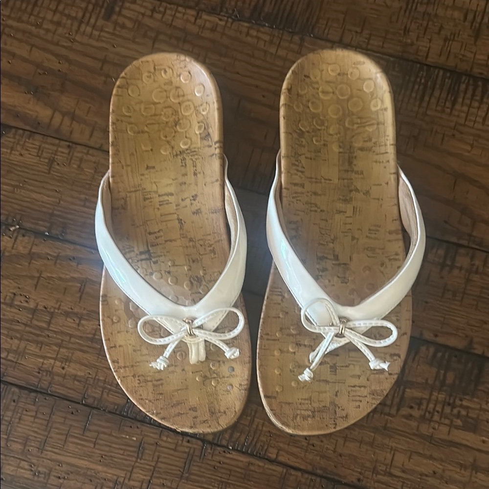 Vionic White Flip Flop Sandals Elegant and Supportive